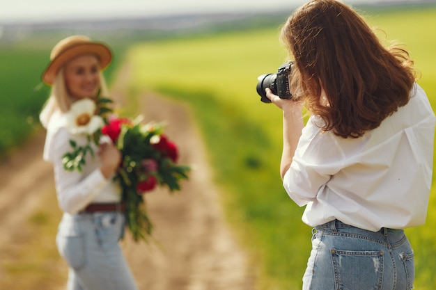 Bezpłatne zdjęcie fotograf robi sesję zdjęciową dla kobiety