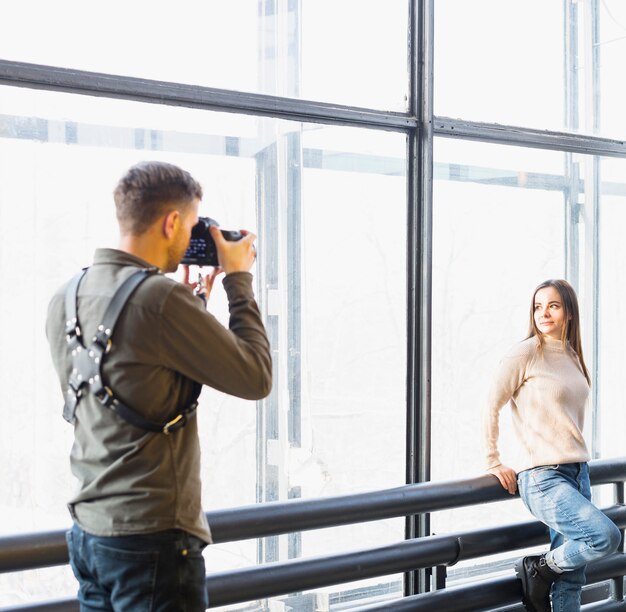 Fotograf robi zdjęcia modelki