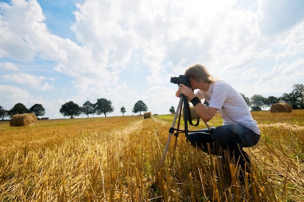 Bezpłatne zdjęcie fotograf squiatting