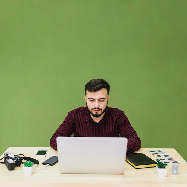 Bezpłatne zdjęcie fotograf za pomocą laptopa