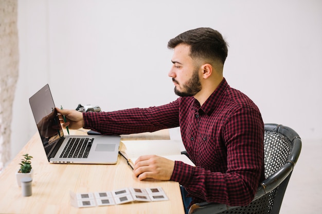 Fotograf za pomocą laptopa