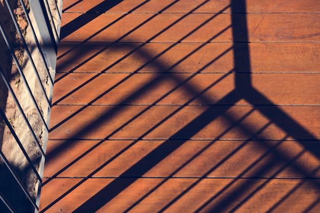 Fotografia światło słoneczne balkon i odbicie cień na wo