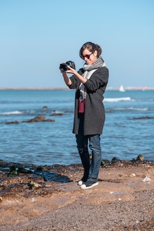 Fotografka robiąca zdjęcia na plaży