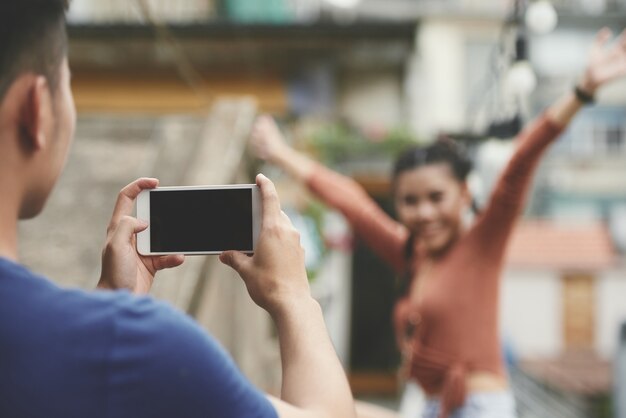 Fotografowanie dziewczyny przez telefon