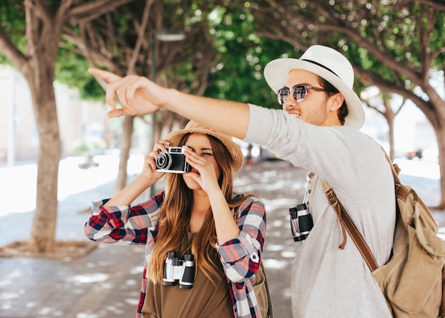 Bezpłatne zdjęcie fotografowie podróżujący