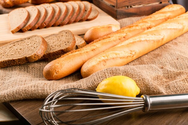 Francuska bagietka z tureckimi bułeczkami i kromkami chleba