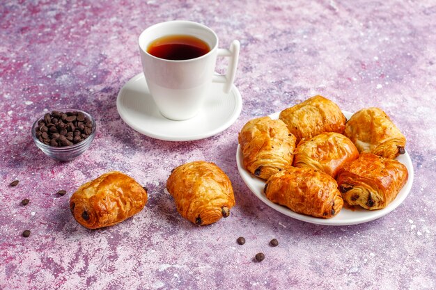 Francuskie croissanty pain au chocolate.