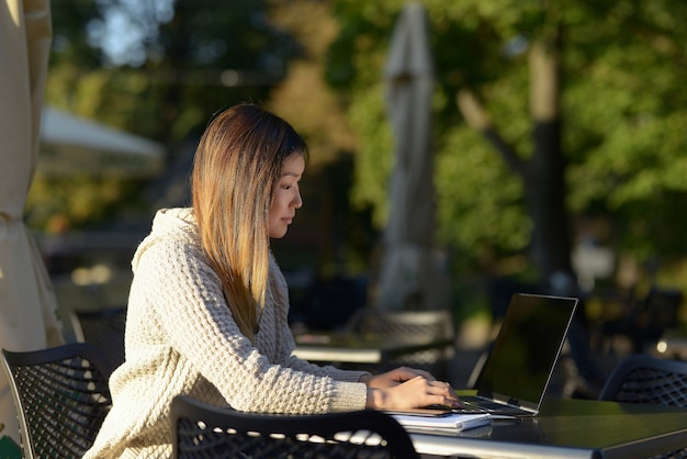 Bezpłatne zdjęcie freelancer pracujący na zewnątrz