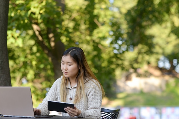 Freelancer pracujący na zewnątrz