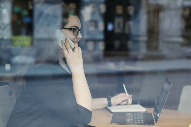 Bezpłatne zdjęcie freelancer pracuje na laptopie