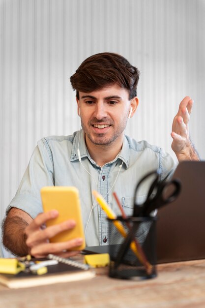 Freelancer szuka w telefonie projektu