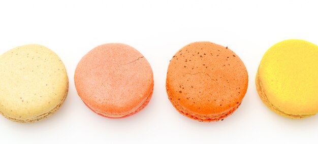 French macarons kolorowe na białym tle.