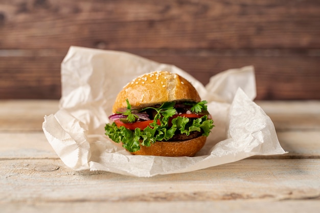 Frontowego widoku hamburger z drewnianym tłem