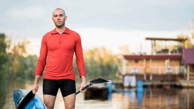 Bezpłatne zdjęcie frontowego widoku mężczyzna pozuje outdoors