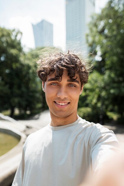 Frontowego widoku smiley mężczyzna bierze selfie