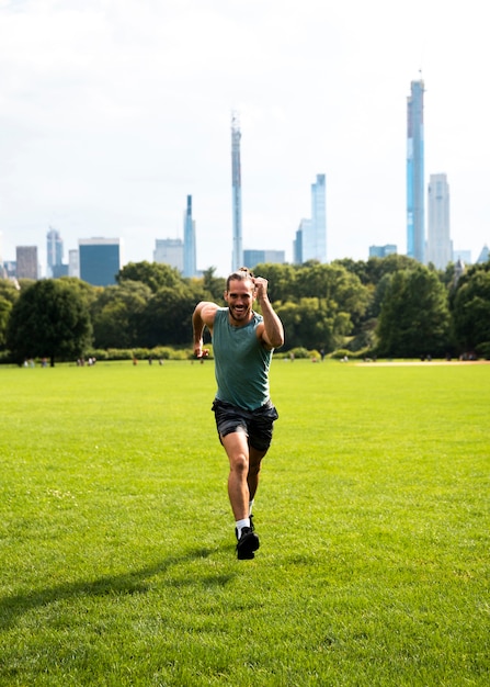 Frontowy Widok Atleta Bieg Na Trawie