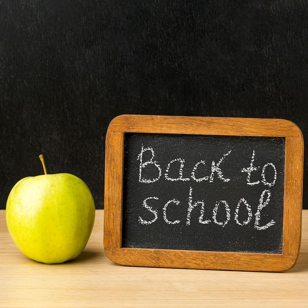 Bezpłatne zdjęcie frontowy widok blackboard z jabłkiem dla z powrotem szkoła
