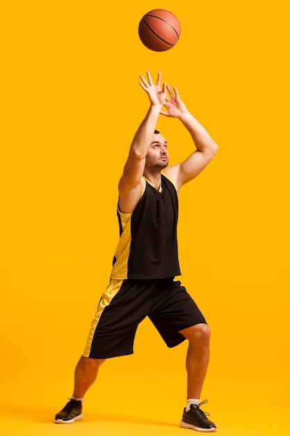 Frontowy widok męski gracza koszykówki dunking