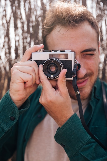 Bezpłatne zdjęcie frontowy widok mężczyzna bierze fotografie