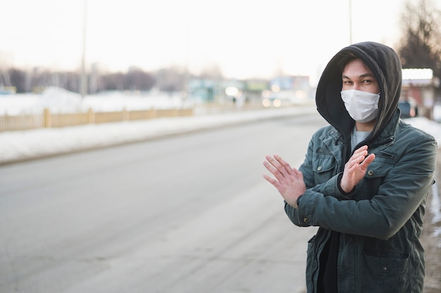 Frontowy Widok Robi X Znakowi Z Rękami Mężczyzna Podczas Gdy Będący Ubranym Medyczną Maskę Outside