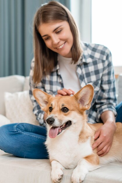 Frontowy widok smiley kobieta z ślicznym psem na leżance