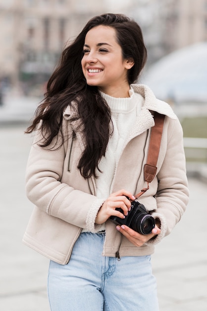 Bezpłatne zdjęcie frontowy widok smiley kobiety fotograf