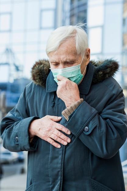 Frontowy Widok Stara Kobieta Jest Ubranym Medyczną Maskę I Czuje Się Chory W Mieście