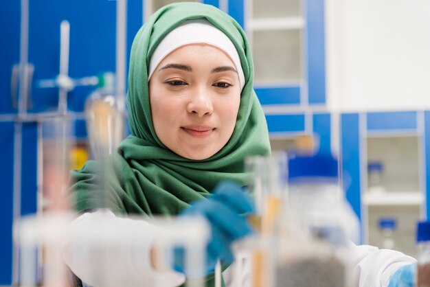 Frontowy widok żeński naukowiec z hijab w lab