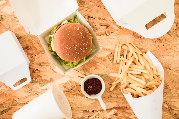 Frytki; Hamburger i frytki na drewniane tło tekstowe