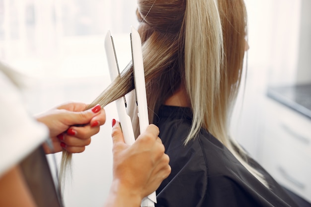 Bezpłatne zdjęcie fryzjer robi fryzurę dla swojego klienta