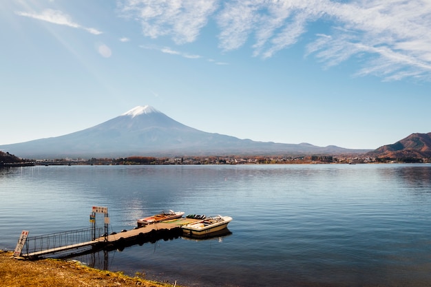 Fuji góra i molo przy Kawaguchiko jeziorem, Japonia