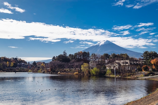 Fuji Góra W Jesieni Przy Kawaguchiko Jeziorem, Japonia