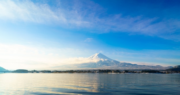 Bezpłatne zdjęcie fuji górskie i jeziora kawaguchi, japonia