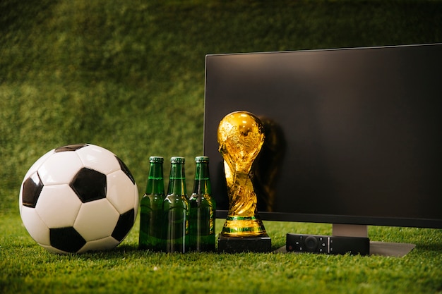 Futbolowy tło z piwem i tv