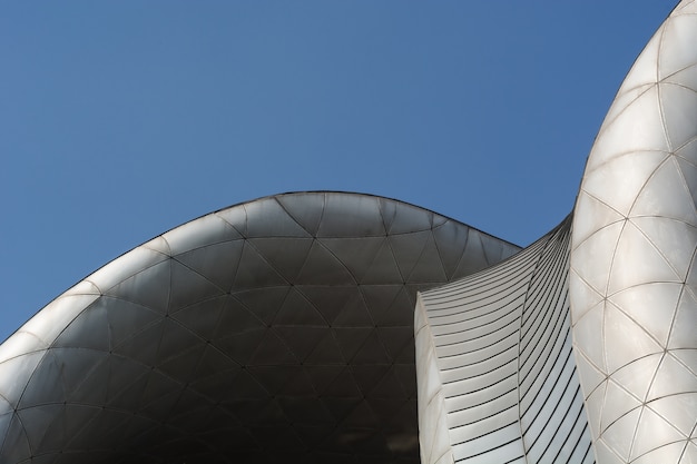 Futurystyczny budynek o kształcie geometrycznym