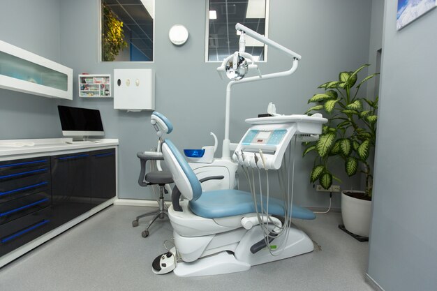 Gabinet stomatologiczny z różnymi urządzeniami medycznymi
