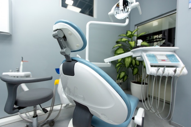 Gabinet stomatologiczny z różnymi urządzeniami medycznymi