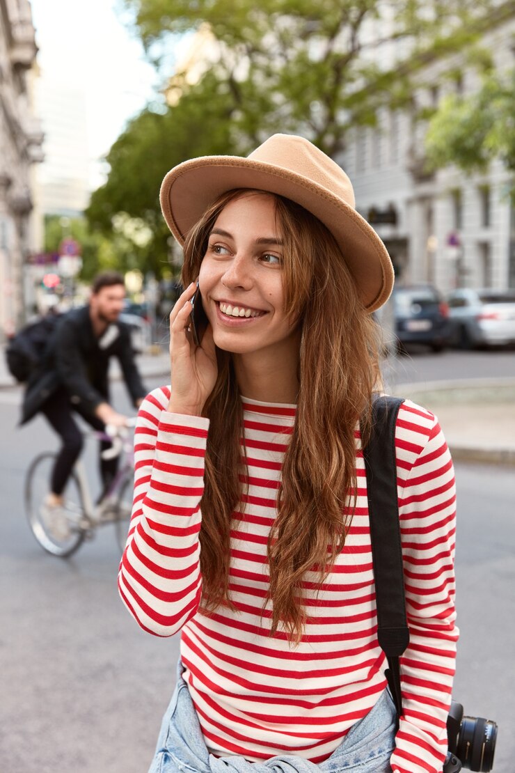 Bezpłatny plik Zdjęcie gadatliwa młoda kobieta rozmawia przez telefon z przyjacielem
