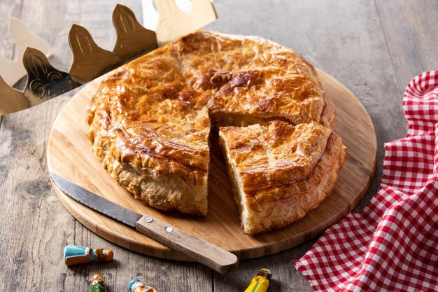 Galette des rois na drewnianym stole. Tradycyjne ciasto Objawienia Pańskiego we Francji