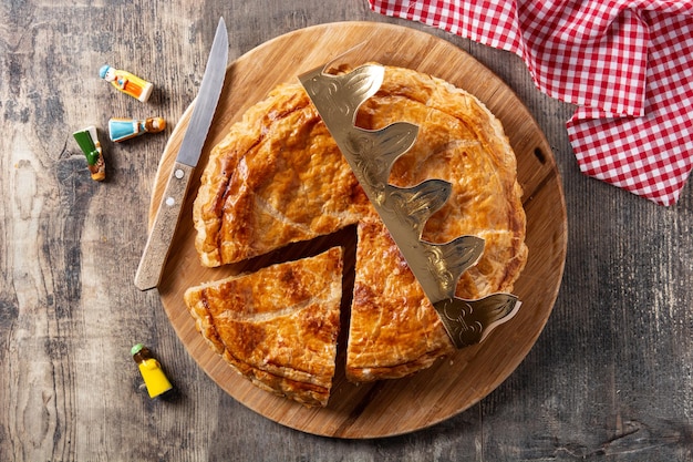 Galette des rois na drewnianym stole. Tradycyjne ciasto Trzech Króli we Francji