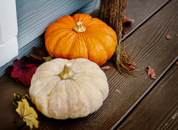 Bezpłatne zdjęcie ganek domu urządzone na halloween