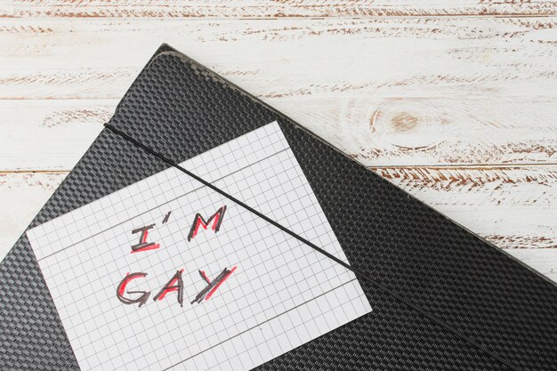 Gejów słowa na papierze przeciwko walizce na dokumenty
