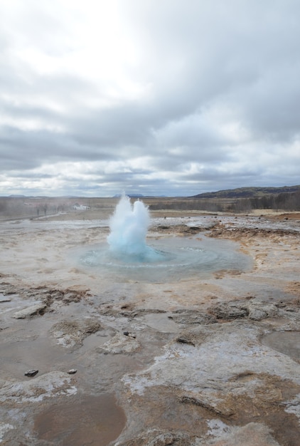 Bezpłatne zdjęcie gejzer strokkur w haukadalur island dopiero zaczyna wiać