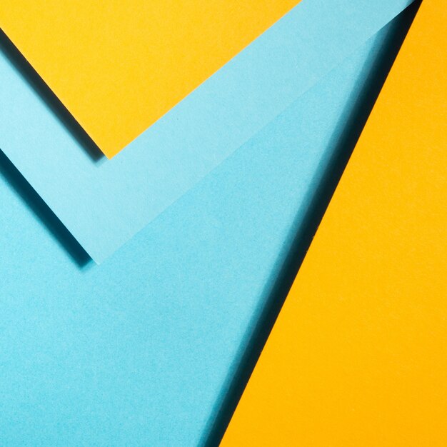 geometryczna kompozycja wykonana z niebiesko-żółtego kartonu