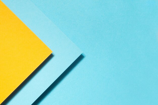 geometryczna kompozycja wykonana z niebiesko-żółtego kartonu
