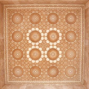 Geometryczna mozaika muzułmańska w islamskim meczecie, piękny wzór arabskich płytek i mozaika na ścianie i drzwiach meczetu w mieście casablanca, maroko. nieostre. maroko, casablanca, 10 grudnia 2017