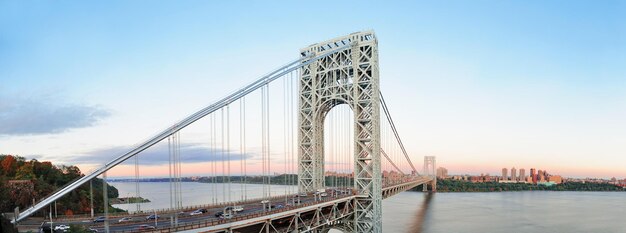 George Washington Bridge na zachód słońca panorama nad rzeką Hudson.