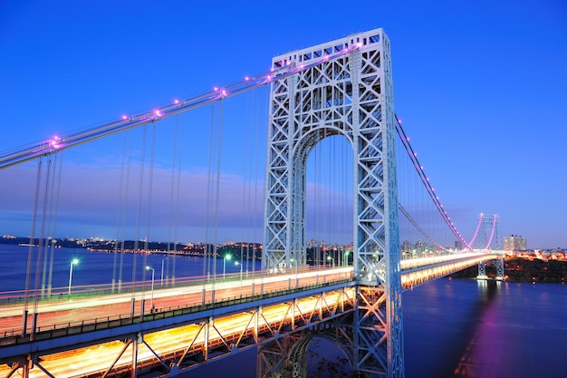 George Washington Bridge o zmierzchu nad rzeką Hudson.