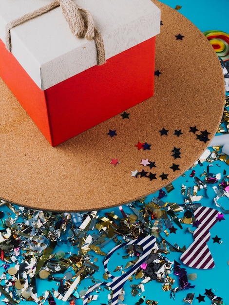 Giftbox i kolorowi confetti
