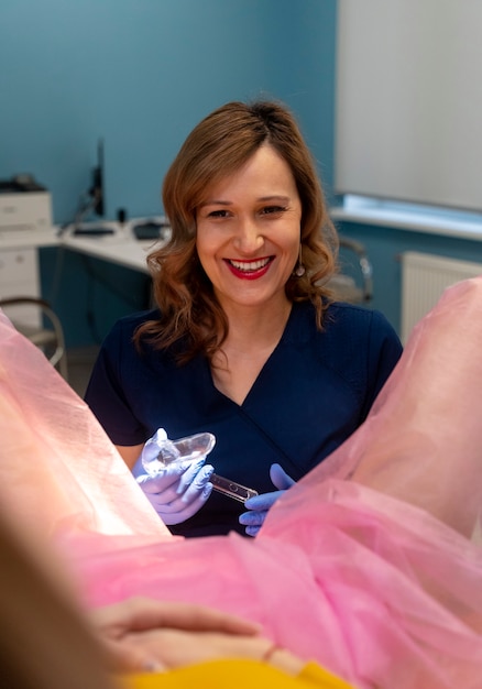 Bezpłatne zdjęcie ginekolog wykonujący konsultację u pacjentki